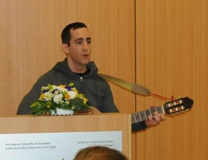 תמונה 2 עבור שירה בציבור עם יואב חסיס